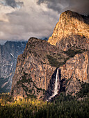 USA, Kalifornien, Yosemite-Nationalpark, die untergehende Sonne Bridalveil Fall beleuchtet
