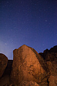 USA, Kalifornien, Owens Valley. Petroglyphen der amerikanischen Ureinwohner nachts