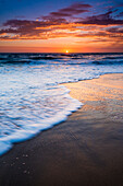 Sonnenuntergang über dem Pazifischen Ozean von Ventura State Beach, Ventura, Kalifornien, USA