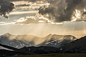 USA, Colorado, Rocky-Mountain-Nationalpark. Gott strahlt über Berge