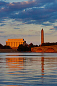 USA, District of Columbia, Washington DC, Memorial Bridge und das Lincoln Memorial bei Sonnenuntergang