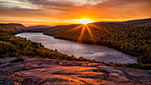 USA, Michigan, Upper Peninsula, Porcupine Mountains Wilderness State Park, Sunrise over Lake of the Clouds
