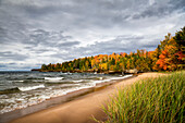 USA, Michigan, Upper Peninsula, Munising, Autumn at Au Train Bay and Lake Superior