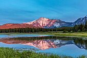 Elk Mountain spiegelt sich in Three Bears Lake am Marias Pass im Glacier National Park, Montana, USA