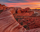 USA, Nevada, Overton, Tal des Feuer-Staatsparks. Mehrfarbige Felsformationen bei Sonnenuntergang