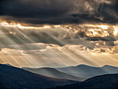 USA, New Hampshire, White Mountains, Sunbeams light the valley