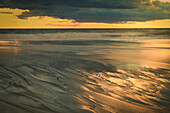 USA, New Jersey, Cape May National Seashore. Bewölkter Sonnenuntergang am Meer.