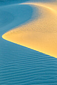 USA, New Mexico, White-Sands-Nationalpark. Sanddünen bei Sonnenaufgang