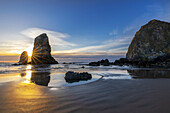 Haystack Rock Pinnacles bei Ebbe in Cannon Beach, Oregon, USA