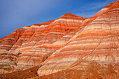 USA, Utah. Das Grand Staircase Escalante National Monument, die Paria Badlands, bestehen aus farbenfrohen, gebänderten und erodierten Hügeln der Chinle-Formation.