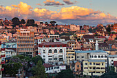 Madagaskar, Antananarivo. Sonnenuntergang über der Stadt.