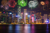 China, Hongkong. Feuerwerk über Stadt in der Nacht.