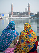 Frauen am Goldenen Tempel in Amritsar, Punjab.