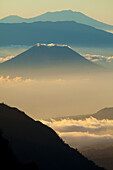 Indonesien, Ost-Java. Überblick über den Vulkan Mount Bromo bei Sonnenaufgang.