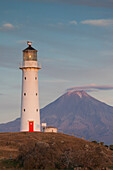 Neuseeland, Nordinsel, New Plymouth-area, Pungarehu, Cape Egmont Leuchtturm und Mt. Taranaki, Abenddämmerung