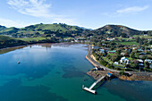 Jetty, Portobello, Otago Peninsula, und Otago Harbour, Dunedin, Südinsel, Neuseeland - Drohne Luftaufnahme