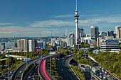 Autobahnen, Lightpath-Radweg und Skytower, Auckland, Nordinsel, Neuseeland
