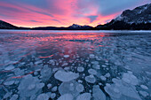 Kanada, Alberta, Abraham Lake. Winterlicher Sonnenaufgang über dem See und dem Mount Michener.