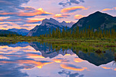 Kanada, Alberta, Banff-Nationalpark. Reflektionen im See bei Sonnenuntergang.