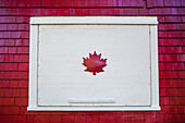 Kanada, New Brunswick, Campobello Island, Welshpool, Haus mit kanadischen Ahornblättern