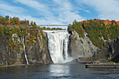 Kanada, Quebec, Quebec-Stadt. Montmorency Falls an der Mündung des Montmorency River, auch bekannt als Parc de la Chute-Montmorency, im Herbst.