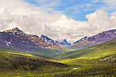 Kanada, Yukon-Territorium. Landschaft der Tombstone Range und des North Klondike River.