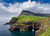 Der Wasserfall bei Gasadalur, eines der Wahrzeichen der Färöer Inseln. Die Insel Vagar, Teil der Färöer Inseln im Nordatlantik. Europa, Nordeuropa, Dänemark, Färöer Inseln