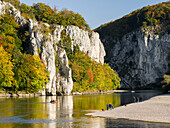 Weltenburger Enge, die Donauschlucht bei Kehlheim in Bayern im Herbst. Europa, Mitteleuropa, Deutschland, Bayern, Oktober