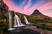 Island, Kirkjufellsfoss. Wasserfall bei Sonnenaufgang.