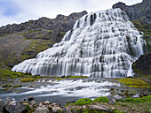Der Dynjandi-Wasserfall, ein Wahrzeichen der Westfjorde im Nordwesten Islands.