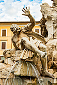 Italien, Rom. Piazza Navona, Brunnen der vier Flüsse (Fontana dei Quattro Fiumi), 1861 von Bernini entworfen, Gott des Rio Plata.