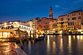 Dämmerung über der Realto-Brücke und dem Canal Grande, Venedig, Venetien, Italien