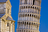 Europa, Italien, Pisa. Nahaufnahme des Schiefen Turms und des Doms von Pisa.