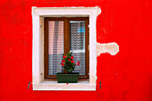 Italien, Burano. Bunte Hauswand und Fenster.