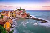 Italien, Vernazza. Überblick über die Küstenstadt.