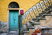 Italien, Manarola. Buntes Haus und Treppe.