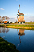 Niederlande, Lisse, Windmühle an einer Gracht