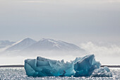 Europa, Norwegen, Svalbard. Blau beleuchtetes Gletschereis.