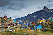 Grönland, Sisimiut. Der Berg Nasaasaaq erhebt sich über dem farbenfrohen Sisimiut.