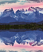 Spiegelung des Paine Massivs bei Sonnenuntergang, Torres del Paine Nationalpark, Chile, Südamerika, Patagonien