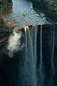 Kaieteur Falls Guyana, Südamerika, Die Kaieteur Falls sind der breiteste Wasserfall der Welt und befinden sich am Potaro River im Kaieteur National Park, in Essequibo, Guyana,Höhe: 741m, Höhe: 1.581m, Anzahl der Fälle: 1, Längster Fall: 741 m, Wasserlauf: Potaro-Fluss