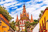 Aldama Straße Parroquia Erzengel Kirche Kuppel Steeple San Miguel de Allende, Mexiko. Parroaguia in 1600er Jahren erstellt.