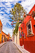 Aldama Street Weihnachtsschmuck Parroquia Archangel Kirche Kuppel Steeple San Miguel de Allende, Mexiko. Parroaguia erstellt in 1600s.