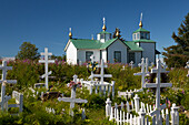 USA, Alaska, Ninilchik. Russisch-orthodoxe Kirche und Friedhof.