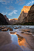 USA, Arizona. Reflektionen am Strand, Colorado River, Grand Canyon National Park.
