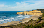 Pacific Coast Highway Nr. 1, Kalifornien, unterhalb von Pebble Beach bei Carmel, schöne Klippen und Wellen des Ozeans