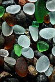 USA, Kalifornien. Naturbelassenes Seeglas am Strand.