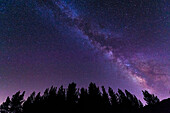 Die Milchstraße über dem Rose Valley, Los Padres National Forest, Kalifornien, USA