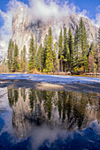 El Capitan vom Cathedral Beach aus gesehen mit Spiegelung im Merced River. Yosemite-Nationalpark. Kalifornien.