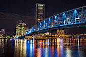 Nordamerika; USA; Florida; Jacksonville; Die Main Street Bridge, die auch als Blaue Brücke über den St. Johns River bekannt ist.